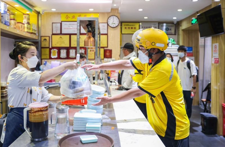 高德扫街榜vs美团AI智能体本地生活在AI时代的流量密码是什么-美团本地生活